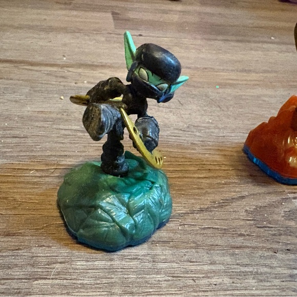 Nintendo Wii Skylanders Giants Activision Game EUC with 2 portals & 14 figures. - Picture 8 of 14